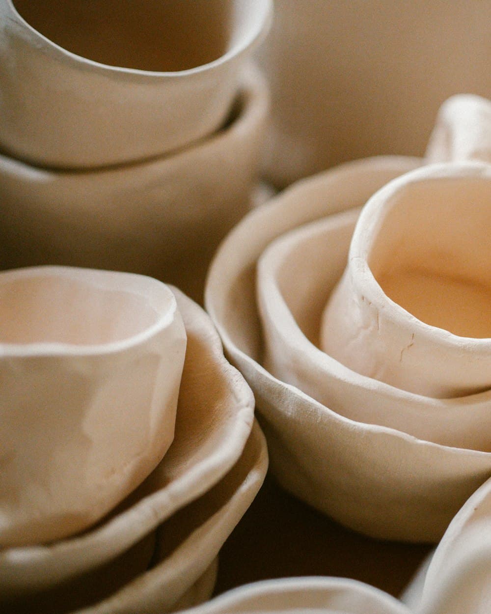 Juego de bowls de cerámica apilados en tonos crema