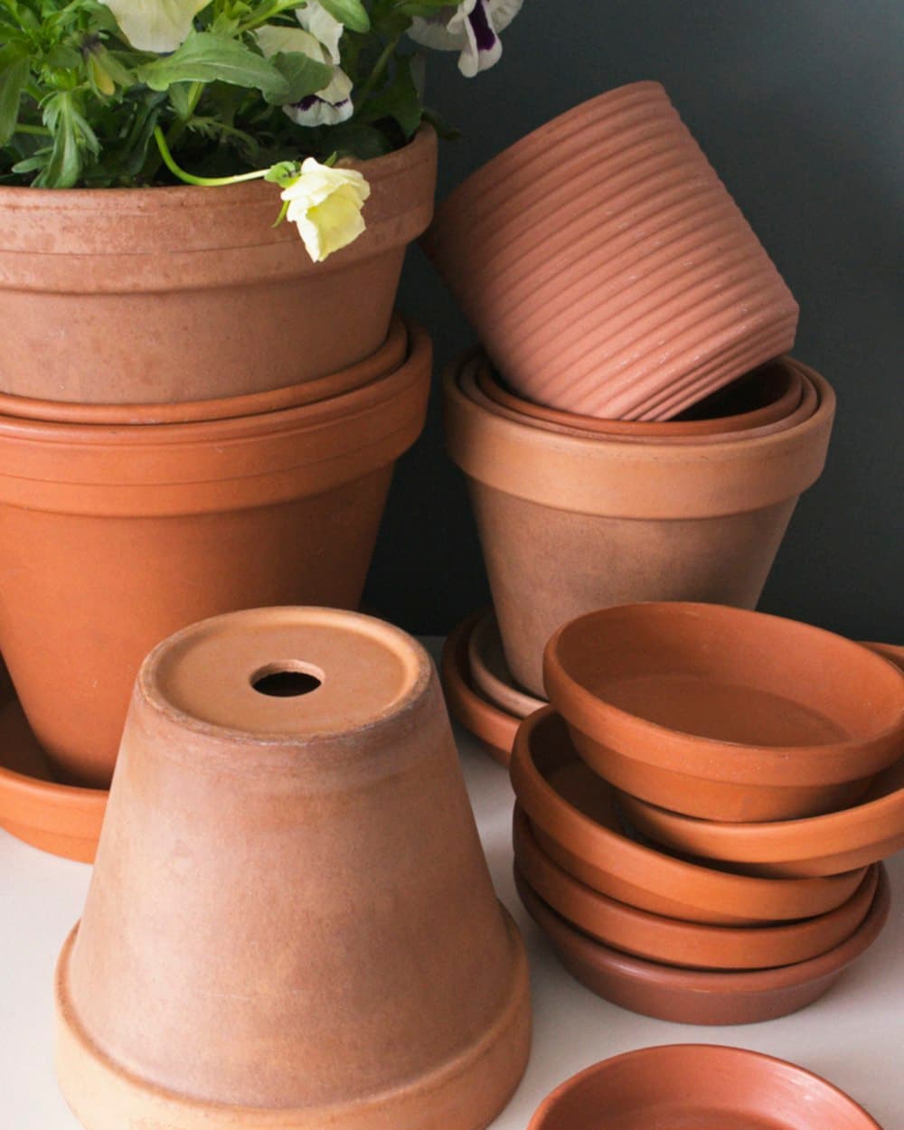 Macetas de terracota apiladas en distintos tamaños